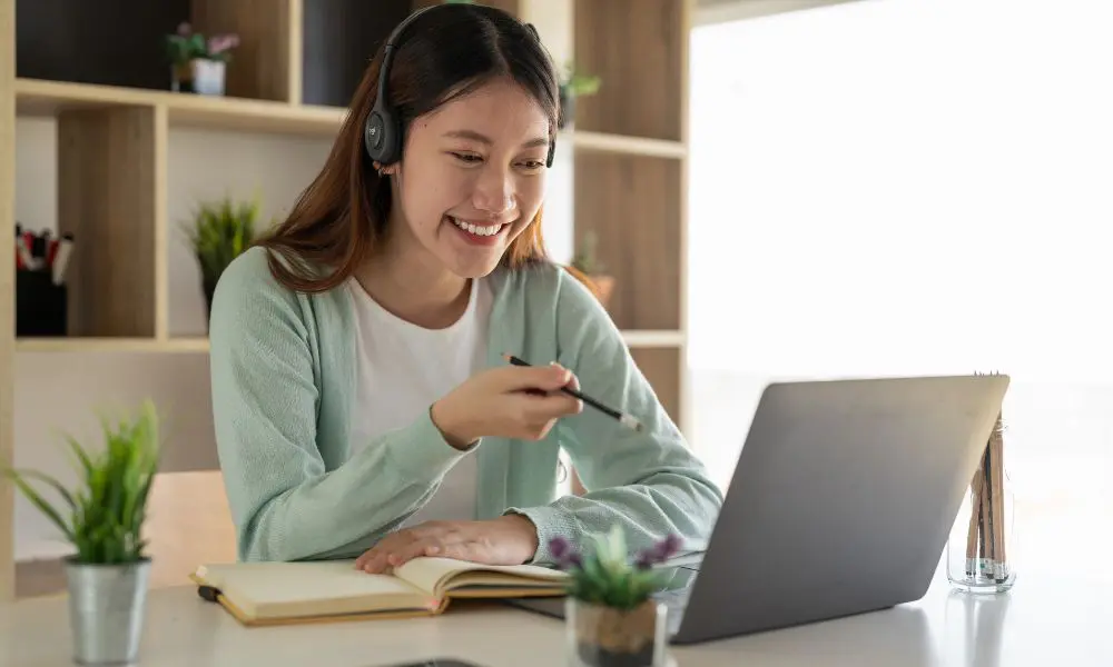 Mujer sentada revisando los cursos en su pc