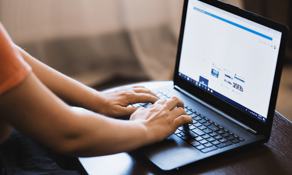 Hombre modificando los textos alternativos de su pagina web desde su computador portatil.