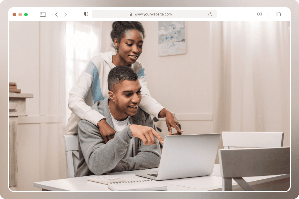 Pareja de jovenes creando un sitio web en wordpress.